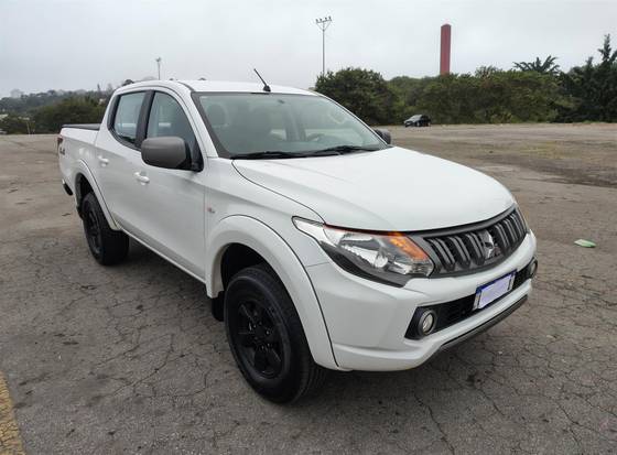 MITSUBISHI L200 TRITON 2.4 16V TURBO DIESEL GL CD 4X4 MANUAL MITSUBISHI L200 TRITON 2.4 16V TURBO DIESEL GL CD 4X4 MANUAL